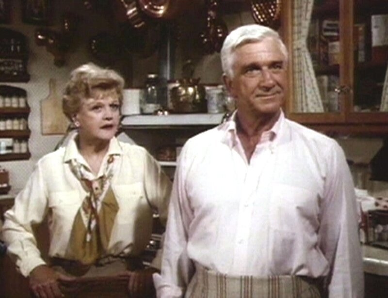 David Everett (Leslie Nielson) besucht seine alte Freundin Jessica Fletcher (Angela Lansbury) in Cabot Cove. – Bild: Warner TV Serie