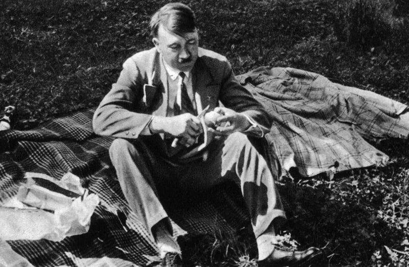Adolf Hitler (1889–1945), ca. 1933 während eines Picknicks zwischen zwei Terminen. – Bild: TVNOW /​ Hulton Archive/​Heinrich Hoffmann/​Getty Images