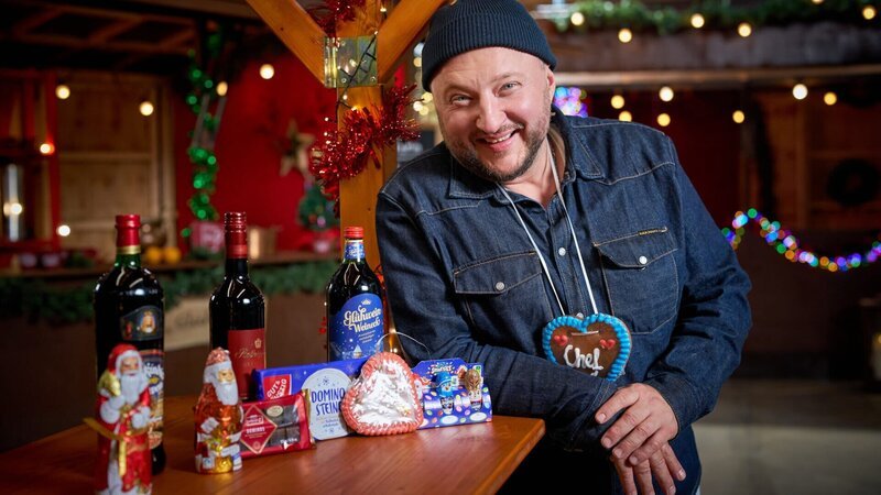 Sebastian Lege deckt die Tricks der Lebensmittelindustrie zur Weihnachtszeit auf und zeigt, was wirklich in Dominosteinen, Lebkuchenherzen, Glühwein und Schoko-Nikoläusen steckt. – Bild: Guido Engels