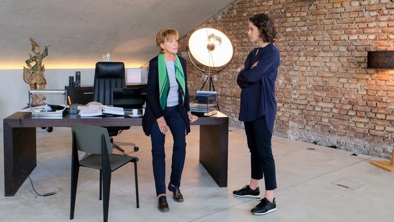 Brigitte Albrecht (Ulrike Kriener, l.) kann sich nur schwer vorstellen, dass Constanze Bergmann (Anne Schäfer, r.) trotz Schwangerschaft das große Brasilienprojekt leiten kann. – Bild: ZDF und Susanne Bernhard