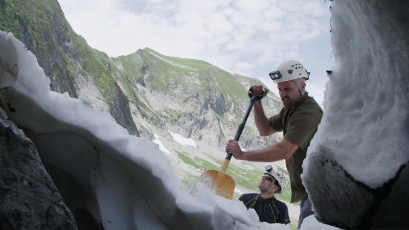 Freilegung der Höhle Binocle. – Bild: ORF/​ZDF Enterprises