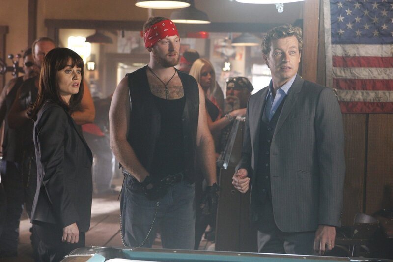 Nachdem Gordon Hodge, der Anwalt der kriminellen Motorradgang „Sinner Saints“ tot aufgefunden wurde, machen sich Teresa (Robin Tunney, l.) und Patrick (Simon Baker, r.) an die Ermittlungen. Werden sie von Xander (Mac Brandt, M.) notwendige Hinweise erhalten? – Bild: Warner Bros. Television