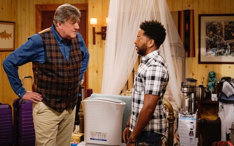 Roland (Stephen Fry, l.); Mason (Shaun J. Brown, r.) – Bild: 2016 CBS Broadcasting, Inc. All Rights Reserved. /​ Cliff Lipson Lizenzbild frei