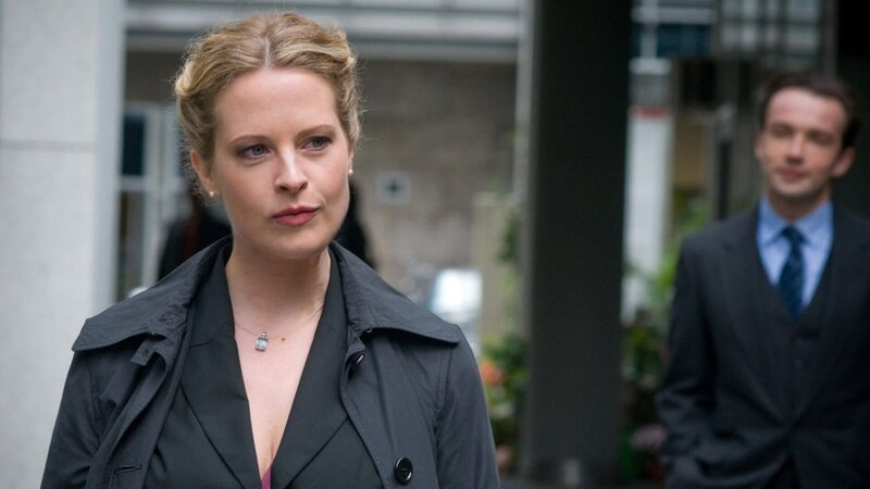 Franka Lauth (Diana Amft) wird von ihrem Erzkonkurrenten Markus Spreng (Lucas Gregorowicz) hintergangen. – Bild: ZDF und ARD Degeto/Stephan Rabold Franka Lauth (Diana Amft) wird von ihrem Erzkonkurrenten Markus Spreng (Lucas Gregorowicz) hintergangen. – Bild: ZDF und ARD Degeto/Stephan Rabold
