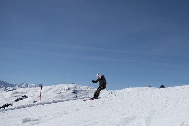 Schauspielerin Kristina Sprenger beim Skifahren. – Bild: Timeline Production /​ ServusTV