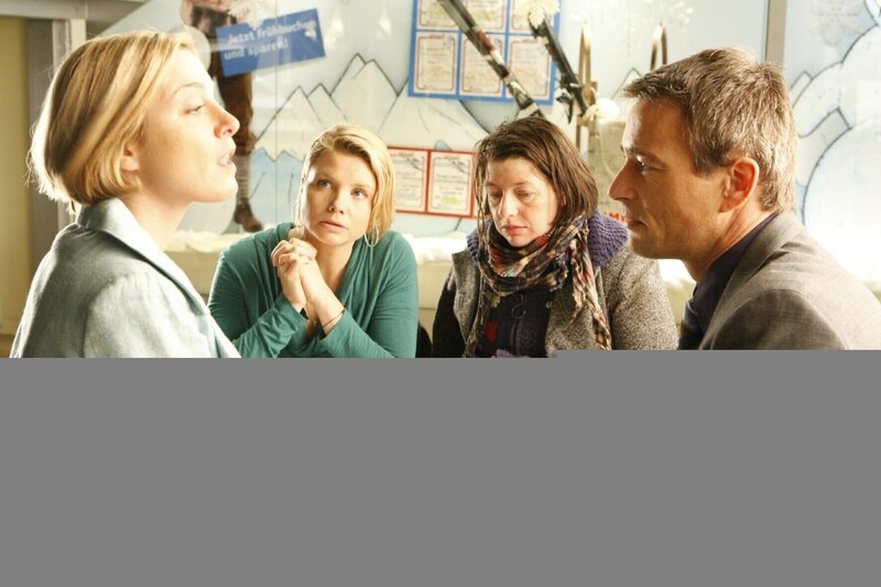 Während eines Beratungsgespräch mit der Obdachlosen Meike (Tilla Kratochwil, 2.v.r.) taucht plötzlich Oliver (Jan Sosniok, r.) in Begleitung seiner Exfreundin und Anwaltskollegin Nina Breuer (Julia Stinshoff, l.) auf. Danni (Annette Frier, 2.v.l.) beschließt daraufhin, doch vor Gericht zu ziehen … – Bild: SAT.1 /​ Frank Dicks