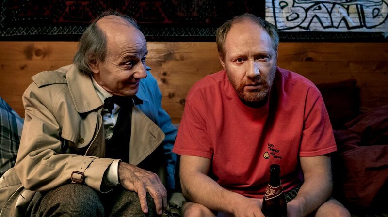 Egon (Nikolaus Paryla, links) und Franz (Simon Schwarz) im Gespräch. Weiteres Bildmaterial finden Sie unter www.br-foto.de. – Bild: BR/ORF/Allegro Film/Stefanie Leo Egon (Nikolaus Paryla, links) und Franz (Simon Schwarz) im Gespräch. Weiteres Bildmaterial finden Sie unter www.br-foto.de. – Bild: BR/ORF/Allegro Film/Stefanie Leo