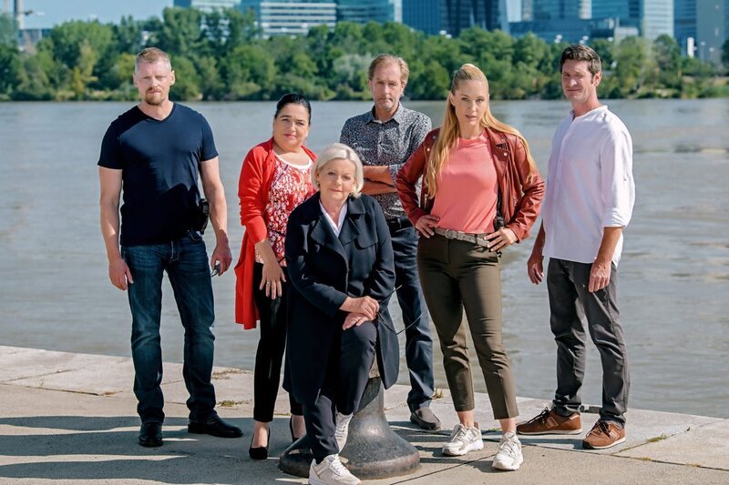 L-R: Max Herzog (Martin Gruber), Dr. Franziska Beck (Maria Happel), Henriette Wolf (Brigitte Kren), Franz Wohlfahrt (Helmut Bohatsch), Penny Lanz (Lilian Klebow), Klaus Lechner (Andreas Kiendl). – Bild: ORF/​Thomas Ramstorfer