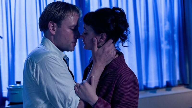 Toni (Mercedes Müller, r.) und Wolfgang Berns (Max Riemelt, l.) haben sich ineinander verliebt. – Bild: ZDF/​ARD/​Odeon Fiction/​Kai Schulz