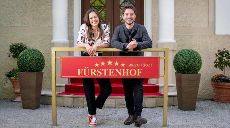 Katharina Scheuba (Maxi Neubach), Michael Baral (Luis Sommer). – Bild: ORF/​ARD/​Christof Arnold