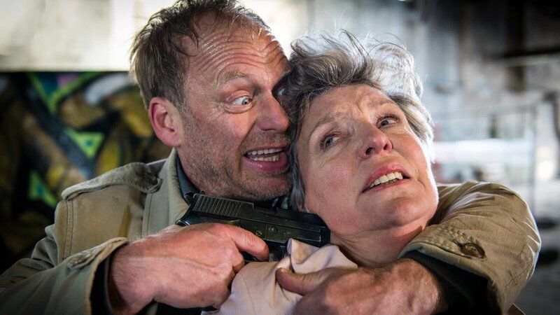 Die Nerven des Entführers (Rainer Strecker) von Melanies Mutter (Peggy Lukac) liegen blank. Offensichtlich steht er unter Zeitdruck, was die Situation umso gefährlicher macht. – Bild: ZDF/​Boris Laewen