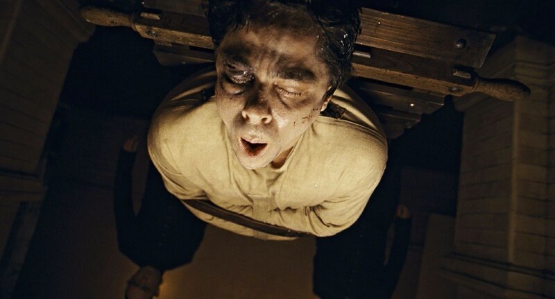 Lawrence (Benicio del Toro) wird in die Psychiatrie gebracht, wo seine angeblichen Wahnvorstellungen mit Eiswasser und Medikamenten behandelt werden. – Bild: VOX Lawrence (Benicio del Toro) wird in die Psychiatrie gebracht, wo seine angeblichen Wahnvorstellungen mit Eiswasser und Medikamenten behandelt werden. – Bild: VOX