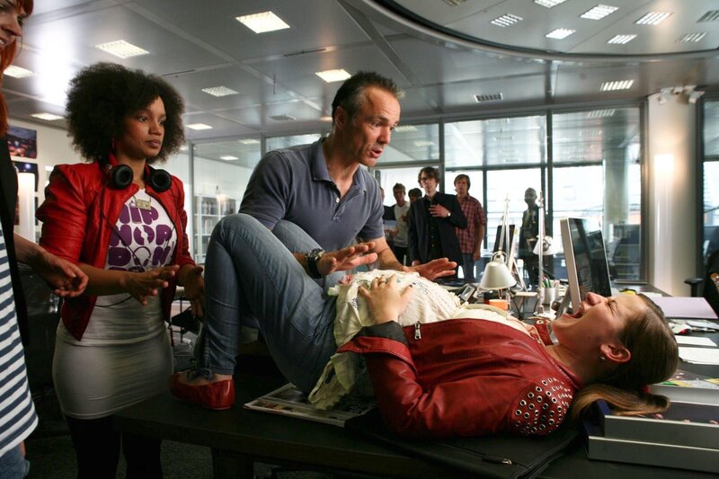 Ausgerechnet in den Räumen der Redaktion setzen bei Marla die ersten Wehen ein. Für Harald ist dies die einmalige Chance, dem Chefredakteur ein Ultimatum zu stellen: entweder ein Arbeitsvertrag oder eine Geburt auf dem Schreibtisch! – Bild: port.hu