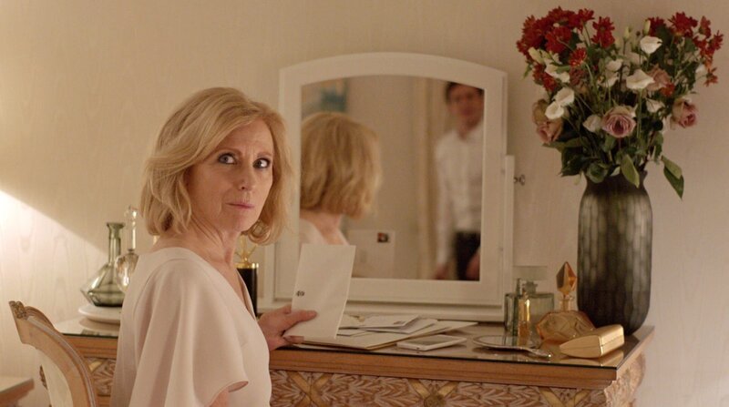 Die Schauspielerin, Musikerin und Satirikerin Maren Kroymann nimmt auch als Brigitte Macron mit ihrem Mann Emmanuel (Max Bretschneider) kein Blatt vor den Mund. – Bild: ZDF und Radio Bremen/​SWR/​NDR/​rbb/​Joseph Strauch.
