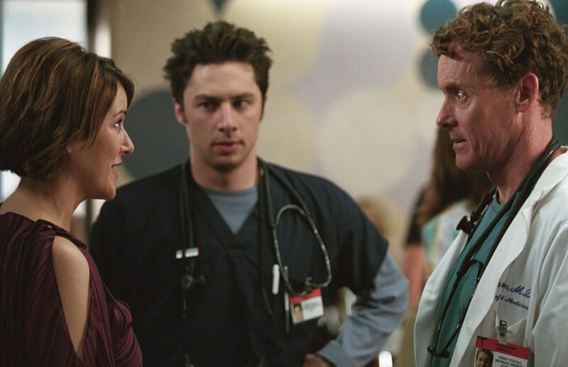 J.D. (Zach Braff, M.) will seinen Mentor und Idol Dr. Cox (John C. McGingley, r.), der alle verabscheut, die um Kelsos Gunst buhlen, nicht verärgern … – Bild: Touchstone Television Lizenzbild frei