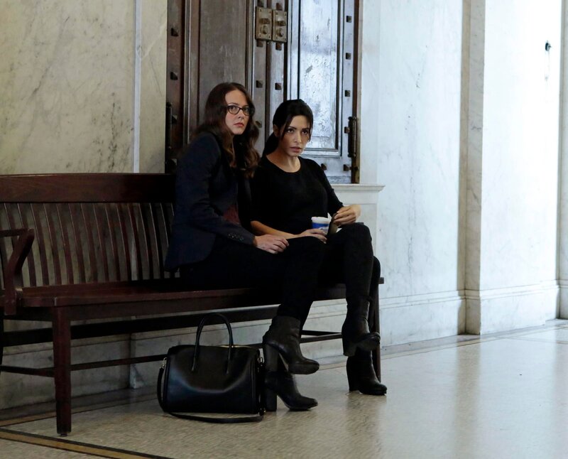 Root (Amy Acker, l.) und Shaw (Sarah Shahi) – Bild: Giovanni Rufino /​ WARNER BROS. /​ CBS ENTERTAINMENT