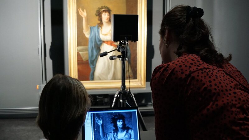 Anna Bugenberg im Restaurierungszentrum in Düsseldorf, wo das Abbild „Teresa Bandettini“ von Angelika Kauffmann mit Infrarotlicht bestrahlt wird. – Bild: ZDF /​ Vanessa Auktor