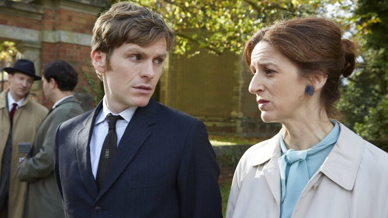 Endeavour Morse (Shaun Evans) braucht bei der Aufklärung des Falls Adrien Weiss die Hilfe von Reporterin Dorothea Frazil (Abigail Thaw). – Bild: ZDF /​ Jonathan Ford