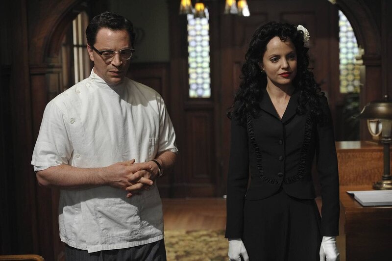 1947: Die angehende Schauspielerin Elizabeth Short (Mena Suvari, r.) möchte sich von dem Zahnarzt Dr. Curran (Joshua Malina, l.) behandeln lassen. – Bild: 2011 Twentieth Century Fox Film Corporation. All rights reserved. Lizenzbild frei
