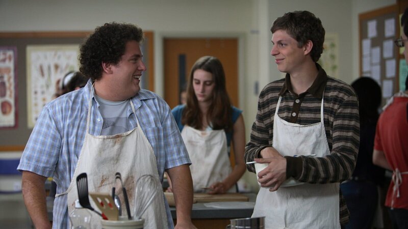 Die besten Freunde Seth (Jonah Hill, l.) und Evan (Michael Cera, r.) werden auf eine Hausparty eingeladen. Doch um bei den Mädchen Eindruck zu machen, brauchen sie eins: Alkohol. – Bild: ZDF Die besten Freunde Seth (Jonah Hill, l.) und Evan (Michael Cera, r.) werden auf eine Hausparty eingeladen. Doch um bei den Mädchen Eindruck zu machen, brauchen sie eins: Alkohol. – Bild: ZDF