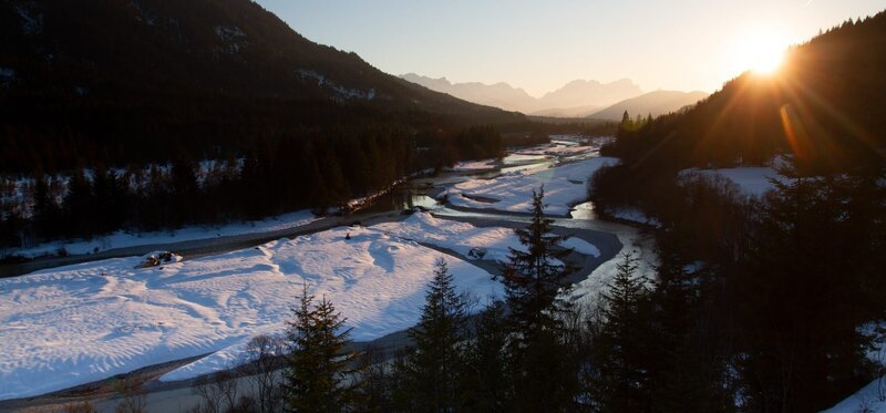 Die Isar im winterlichen Sonnenuntergang. Dahinter zu sehen ist die Zugspitze, Deutschlands höchster Berg. – Bild: ORF/​Centurioni Images/​Patrick Centurioni