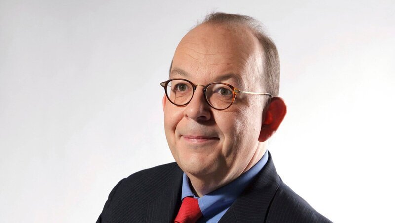 Einmal im Monat berichtet der Literaturkritiker Denis Scheck in seiner 30-minütigen Büchersendung über Neuerscheinungen und Bestsellerlisten. – Bild: ZDF und Herby Sachs/​BR/​ARD/​WDR