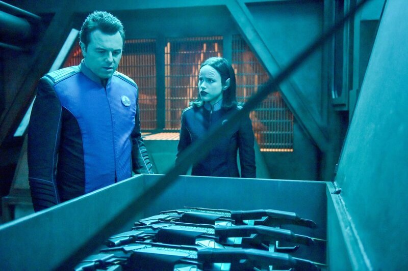 Als hätte die Orville nicht schon genug Probleme, nachdem eine Anomalie für Schäden an der Orville sorgt, erkennen Ed (Seth MacFarlane, l.) und Alara (Halston Sage, r.) schließlich auch noch, dass sie schon bald Probleme mit den Krills bekommen könnten … – Bild: ORF/​PRO7/​© 2017 Fox/​Michael Becker