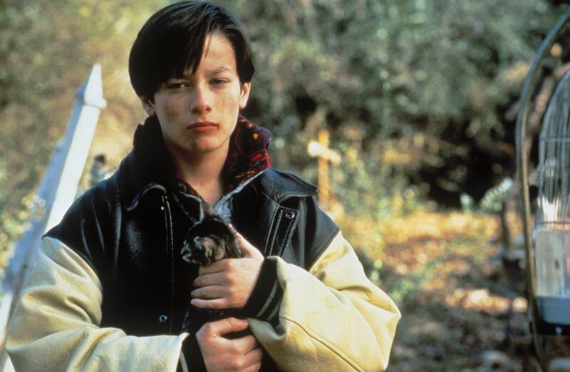 Geoff Matthews (Edward Furlong) fasst den Plan, den Leichnam seiner Mutter auf den alten Indianer-Friedhof umzubetten. – Bild: Kabel Eins Geoff Matthews (Edward Furlong) fasst den Plan, den Leichnam seiner Mutter auf den alten Indianer-Friedhof umzubetten. – Bild: Kabel Eins