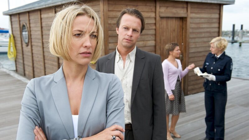 Thea Thewes (Niki Greb, l.) rückt wieder stärker ins Visiert der Ermittler. Sven Herzog (Michael Härle, 2.v.l.) fühlt ihr auf den Zahn, während Katrin Börensen (Claudia Schmutzler, 2.v.r.) und Leena Virtanen (Li Hagman, r.) vor Ort noch einmal die Beweise durchgehen. – Bild: ZDF, Marc Meyerbröker
