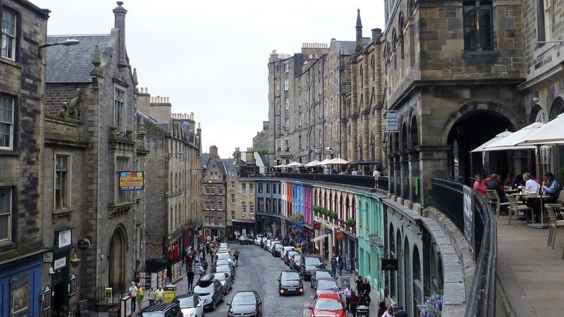 Die Victoria Street in Edinburgh ist angeblich Vorbild für Harry Potters „Diagon Alley“. – Bild: Ricarda Schlosshan Die Victoria Street in Edinburgh ist angeblich Vorbild für Harry Potters „Diagon Alley“. – Bild: Ricarda Schlosshan