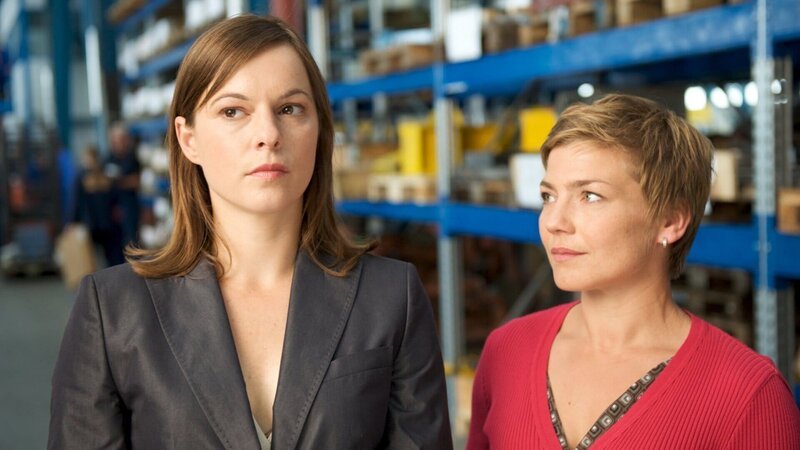 Inzwischen ist ein Vorvertrag zwischen Heike Kölbach (Annika Kuhl, l.) und einem russischen Investor aufgetaucht. Katrin Börensen (Claudia Schmutzler, r.) fragt nach. – Bild: ZDF und Marc Meyerbröker