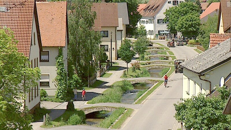 Wettelsheim am Fusse der Hahnenkammberge. – Bild: Bayerischer Rundfunk