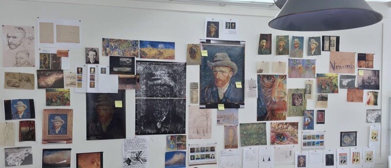 Dem Portrait von van Gogh nähern sich die Kunstdetektive auch durch Vergleiche zu anderen Portraits des Meisters. – Bild: ZDF und Marc Pos; PosVideo