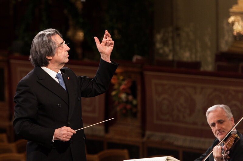 Sternstunde Musik Das Neujahrskonzert der Wiener Philharmoniker 2025 Das Orchester spielt unter der Leitung von Riccardo Muti (l.) – Bild: SRF1