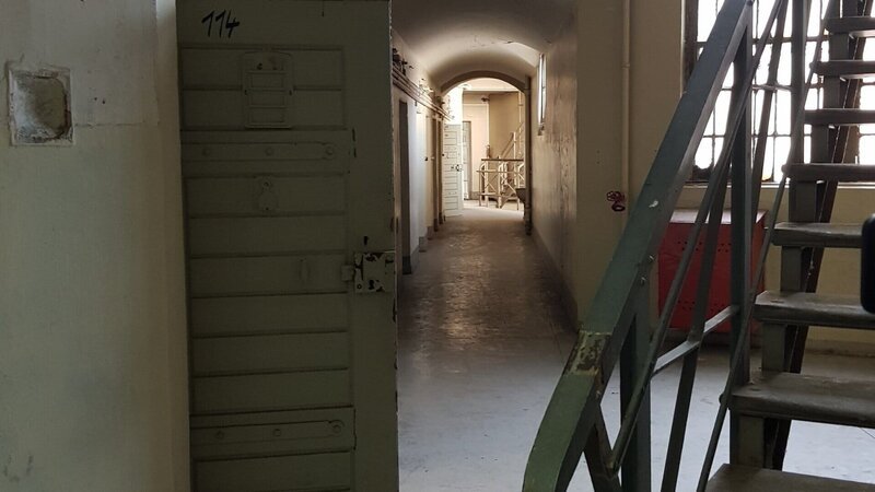 Die Wende brachte für viele DDR-Häftlinge Veränderungen – so kamen auch einige gefährliche Täter frei. – Bild: ZDF und Verena Rendel