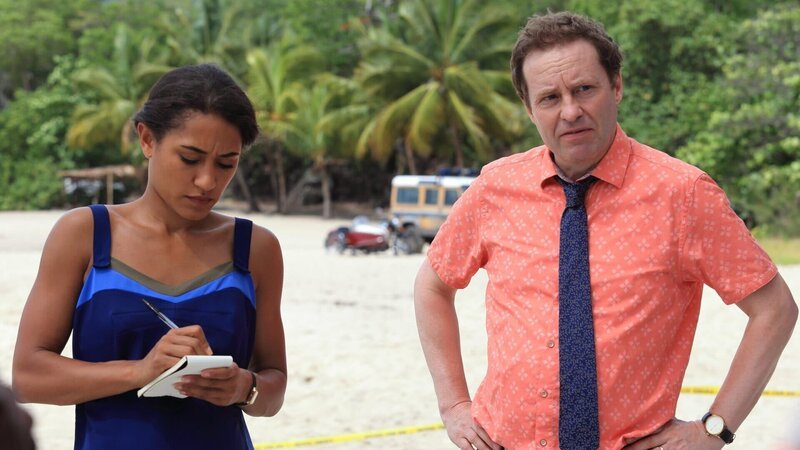 Florence Cassell (Joséphine Jobert) und DI Jack Mooney (Ardal O’Hanlon) nehmen die neusten Information zum Mord auf. – Bild: ZDF und Denis Guyenon