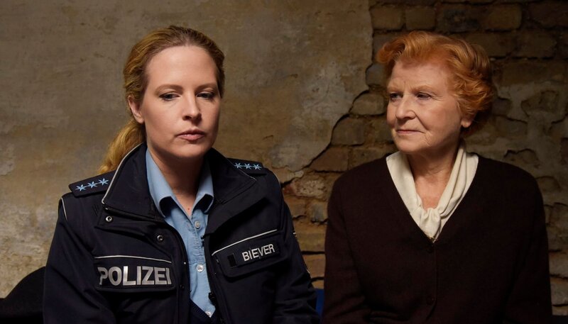 Hermine Blücher (Irm Hermann) hat eine Nacht im Gefängnis verbracht, weil sie des Mordes verdächtigt wird. Nun hätte sie einen wichtigen Hinweis für Kati (Diana Amft) – doch die hört ihr nicht wirklich zu. – Bild: MDR/​SWR/​Christiane Pausch