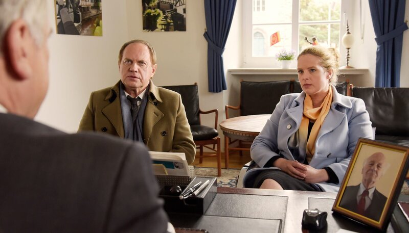 Nach erfolgreich absolviertem Trennungsjahr wollen Killmer (Uwe Ochsenknecht) und Kati (Diana Amft) nun endlich geschieden werden. Bürgermeister Drömmer (Bernhard Schütz) soll seines Amtes walten. – Bild: ZDF und SWR/​Christiane Pausch.