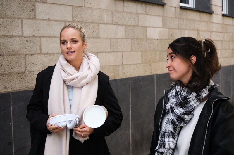 Cecilia (Carina Koller, l.) erwägt, Baris und sich doch eine Chance zu geben. Rechts Esma (Özge Delioglan). – Bild: RTL /​ Stefan Behrens