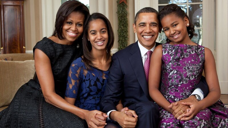 Sie haben ihre Kindheit im Weißen Haus verbracht. Malia und Sasha Obama mit ihren Eltern. – Bild: ZDF