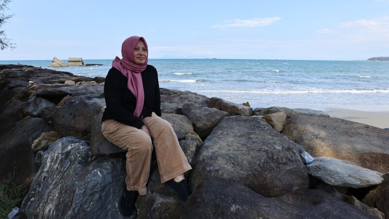 Widari aus Banda Aceh überlebte den Tsunami 2004, weil ein Fischer sie aus den Fluten rettete. Doch sie verlor zahlreiche Angehörige. – Bild: Arrow International Media