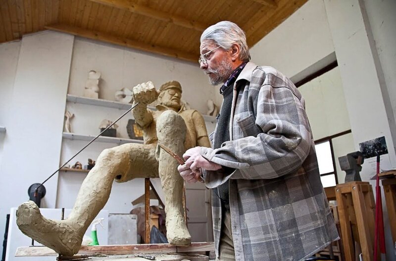 Der ungarische Bildhauer Ádám Farkas stand Russland kritisch gegenüber – doch dann kam Viktor Orbán. – Bild: Magyar Muvészeti Akadémia/​Hungarian Academy of Arts