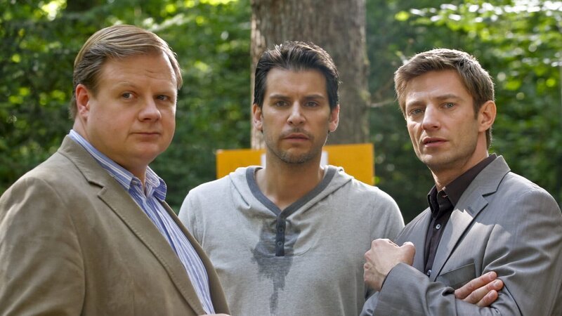 Der Fall bekommt eine unerwartete Wendung, als Hartl (Michael A. Grimm, l.) und Hansen (Igor Jeftic, r.) ein pikantes Detail aus dem Leben von Kletterkursteilnehmer Lindmayr (Florian Odendahl, M.) erfahren. – Bild: ZDF und Christian A. Rieger