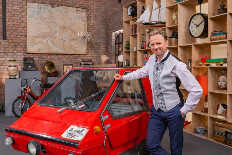 Willi Gabalier mit dem Objekt „1.Italienischer Kleinstwagen „Charly““. – Bild: ServusTV /​ Thomas Salamonski