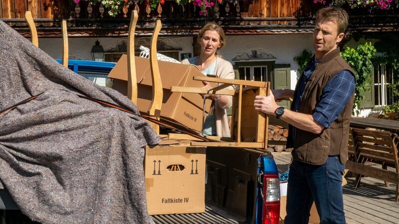 Der Bergdoktor Staffel 14 Folge 2 Linns Einzug über der Praxis: Andrea Gerhard als Linn Kemper, Heiko Ruprecht als Hans – Bild: SRF/​ZDF/​Erika Hauri