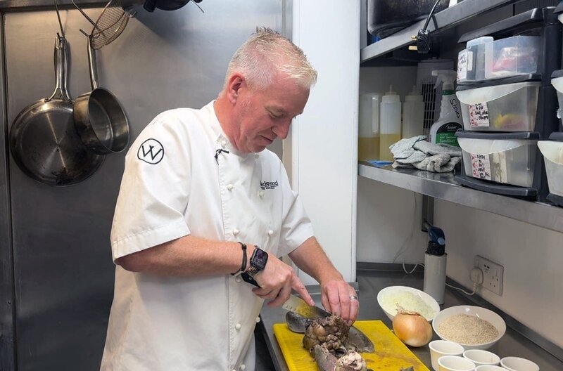 Chefkoch Paul Wedgwood serviert eine rustikale Variante des Klassikers Haggis. – Bild: Elephant Doc