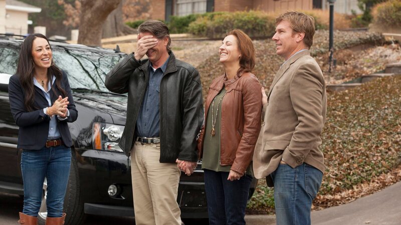 Fixer Upper hosts Chip and Joanna Gaines ask clients Jeff and Michelle Sanders to close their eyes until it’s time to reveal her newly renovated home, as seen on HGTV’s Fixer Upper. (action) – Bild: 2014, HGTV/​Scripps Networks, LLC. All Rights Reserved./​Sarah Wilson/​ Getty Images