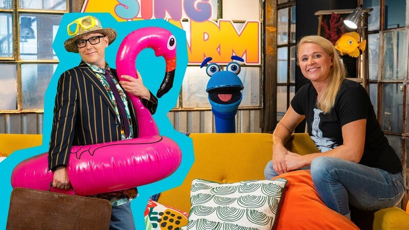 Sven van Thom besucht Singa und das SingDing und hat seinen Song „Ich tanz den Spatz“ im Gepäck. – Bild: ZDF/​Tim Bornemann