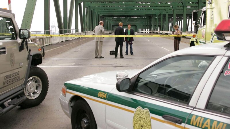 Der Besitzer mehrerer In-Clubs in Miami wird brutal ermordet und an einer Samtschlinge erhängt aufgefunden. Das CSI-Team beginnt mit den Ermittlungen. – Bild: TVNOW /​ CBS