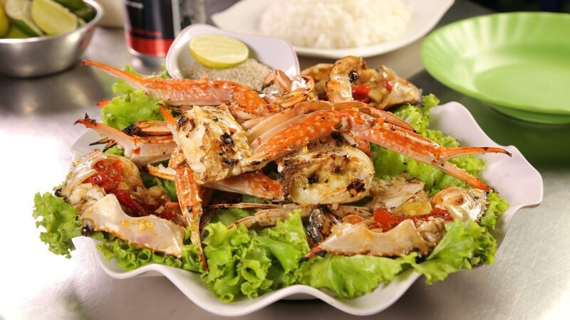 „Kdam Ang“ ist ein erst wenige Jahre alter Food-Trend und besteht aus scharf gegrillten Krabben, serviert mit Kampot-Pfeffer-Dip. – Bild: ORF/​Warner/​The Travel Channel